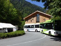 10:55　広河原バス停着（標高1,592ｍ）
乗客の人数に合わせて、バスは2台で運行されたようです。