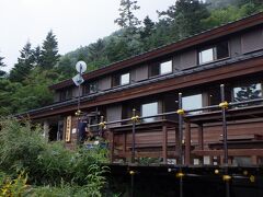 14:42　白根御池小屋着（標高2,230ｍ）
樹林帯の登山道を進むと、開けた部分に出た。そこに小屋が建っていた。