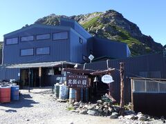 8:27　北岳肩の小屋着。（標高3,000ｍ）
標高3,000ｍにある貴重な山小屋で、テント場もあります。朝食後に飲んだ薬の副作用で、眠気が起こり、スケジュールには余裕があったので、小屋のベンチで軽く１時間仮眠。体調も復活。