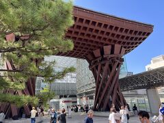 金沢の代名詞になっている、駅東口の鼓門を見たりして、時間をつぶし・・