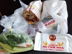 ホーチミン3日目の朝　ホテル

昨夜、Bánh Mì Huynh Hoaでテイクアウトしたバインミーを朝食に
おいしいと評判のBánh Mì Huynh Hoaのバインミー　65,000VND／個

野菜は分けてビニールに入れてくれます

ビニール手袋も入れてくれるのはうれしい
