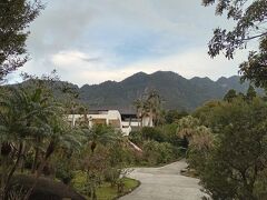 15：00過ぎに　Sankara hotel ＆ spa 屋久島（サンカラホテル&スパ 屋久島）に到着しました。
ここでの滞在も、今回の旅の楽しみ。
雲が出てきました。