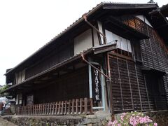 水車屋のあり桝形を過ぎた右手にある古そうな建物が清水屋資料館。明治期の建物ですが、宿場町らしい建物です