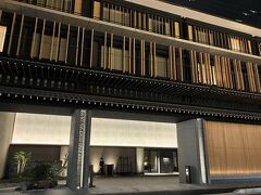 デュシタニ京都、夜の外観です。設計・施工は戸田建設なんだそう。