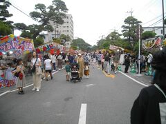 藤崎八幡宮の参道には露店が並び、お祭りの雰囲気に満ちている。