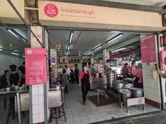 次に歩いて1分の所にあるピンクのカオマンガイへ。
こちらには行列が！
さすが人気店！！
回転は速いので15分くらいで店内へ。