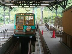  標準軌のケーブルカーは、国内では妙見の森と十国峠のみとなっています。1960年に開通し老朽化も進んでいるようです。
