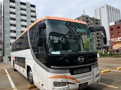 北陸たび2日目、金沢の宿はTHE　HOTEL　SANRAKU　KANAZAWA。金沢駅西口からシャトルバスが定期運行。