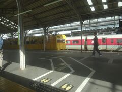 １５：０３，岡山駅に停車、ホームには特急やくもと伯備線を走る電車が見える