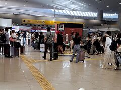 ＡＭ７時２６分。「関西空港駅」に到着。

海外からの旅行客でごった返してます、、、
