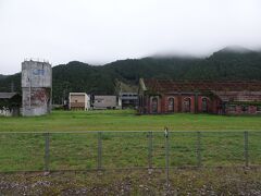 またホームからは蒸気機関車が使った給水塔とレンガ造の機関車が見える