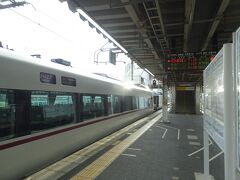 ０６：５５，綾部駅で下車、山陰本線と舞鶴線の分岐駅です、舞鶴線の列車は福知山から直通で後発の電車でもよかったのですが、ホームには東舞鶴と福知山からそれぞれ到着した「特急まいつ”る」の連結作業が行われているのが見れました