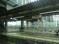 ０７：３８，西舞鶴駅に停車、京都丹後鉄道の乗換駅で車庫もありタンゴククスプローも見えました