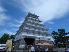 おおお……

明治に廃城されて昭和に復元されたお城です
白い城壁が青空に映えますね