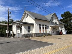 JR大沼公園駅に到着しました。

駅舎は1928（昭和3）年に建てられた、レトロでシンプルな佇まいです。