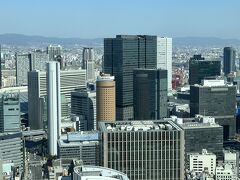 一つ上の写真（右上）をズームします。

写真左の縦長の白い高層ビルは、地上34階建ての
『ヒルトン大阪』です。

写真中央下には『大阪駅前第1ビル』が見えます。
2020年3月19日に『大阪駅前第1ビル』にオープンした
激安フランス料理店【プリュイ デテ】にランチを食べに行きました↓

<JALファーストクラスで行く大阪★JAL『ダイヤモンド・
プレミアラウンジ』「HERMÈS（エルメス）」三昧♪
フランス料理店【プリュイ デテ】【STONE Cafe】カフェレストラン
【ミュゼカラト】『大阪中之島美術館』『ザ・リッツ・カールトン大阪』
『W大阪』『コンラッド大阪』『ハービスOSAKA』『阪神梅田本店』
『阪急うめだ本店』>

https://4travel.jp/travelogue/11836361