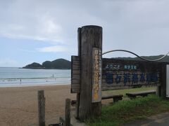 バス停から海水浴場まではすぐそば

何となくバスを降りてしまいましたが、、、

空は青空なのにまだまだ雨がやまない・・・