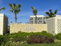 『ヒルトン沖縄宮古島リゾート』のホテルサインの写真。

ヒルトンにとっては2020年7月1日に沖縄・瀬底島にオープンした
『ヒルトン沖縄瀬底リゾート』に続き、沖縄県内6軒目のホテルで、
離島へは初進出となります。

『ヒルトン沖縄瀬底リゾート』の宿泊記は、こちらをご覧ください↓

<沖縄 ⑦ 2020年7月1日開業『ヒルトン沖縄瀬底リゾート』宿泊記
（１）那覇空港からバスで移動後は本部港無料送迎サービスを利用、
【エグゼクティブラウンジ】のアフタヌーンティー&眺望>

https://4travel.jp/travelogue/11634168

<沖縄 ⑧ 『ヒルトン沖縄瀬底リゾート』宿泊記（２）
ヒルトン・オナーズのダイヤモンドメンバー特典で
「キングデラックススイートオーシャンビュー」にアップグレード☆彡
コーナースイートのテラス＆ビューバスからの眺望>

https://4travel.jp/travelogue/11634451

<沖縄 ⑨ 『ヒルトン沖縄瀬底リゾート』宿泊記（３）
【エグゼクティブラウンジ】のイブニングカクテル＆サンセット、
【屋外プール】＆【プールサイドバー】で乾杯>

https://4travel.jp/travelogue/11635124

<沖縄 ⑩ 『ヒルトン沖縄瀬底リゾート』宿泊記（４）
透明度が高くお魚が見える瀬底ビーチで泳ぐ前に
オールデイダイニング【アマハジ】で朝食ブッフェを♪
プール＆カバナ&スパ＆フィットネスセンター>

https://4travel.jp/travelogue/11636087