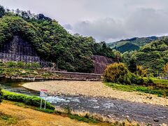 道の駅、かきのきむらは六日市インターから山口線の日原に向かう道路の途中にある道の駅。かいのきむらの道の駅の特徴として、周辺で作られた山菜やお菓子を購入できること。特に大井谷棚田工房で作られたおかきは塩が利いていてとても美味しかった 