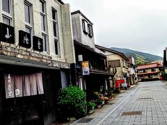 津和野駅まえから駅前通りをまっすぐ進むとコンクリート造りの和菓子屋さんがある。それが藤村山陰堂だ。藤村山陰堂は創業100年を迎えた老舗のスイーツの店。津和野の和菓子と言えば源氏絵巻だが、藤村山陰堂も伝統的な源氏絵巻の和菓子を販売している。