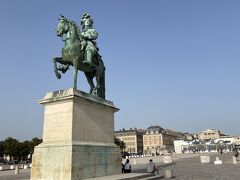 もちろんルイ14世の騎馬像！！
太陽王とも呼ばれた華やかなフランスを象徴するルイ14世。
評判が良い王様とは言えないけれど、、とにかくこんな立派なヴェルサイユ宮殿を作ってくれたことに感謝です(*´ω`*)笑