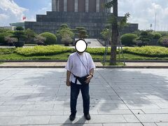 「ホーチミン廟」の裏手に出て、ようやく写真撮影OKとなりました。

ガイドのフンさんの説明によると「ホーチミン廟」はベトナム国内から集められた自然素材を使って建てられているそうな。

折角なので記念撮影。。。

