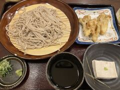 温泉の後は、舞茸の天ぷら蕎麦を頂きました。ハイキングでキノコをたくさん見たので、美味しく頂きました。お土産に大容量パックのしいたけも販売されていました。