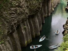 古阿蘇火山活動の時に溢出した溶岩流が五ヶ瀬川に沿って帯状に流れ出し、急激に冷却されたため柱状節理と呼ばれる懸崖で、五ヶ瀬川の侵食によって再びV字峡谷となり、高さ80～100mにも達する断崖が7kmにも渡って続いているそう。

一時は、ボート同士がぶつかったりして渋滞してました。
