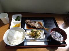 よっちゃーれセンターで煮魚定食。（本日はたかべ）
1000円。券売機でしまぽ使えず。（使用方法わからず）
