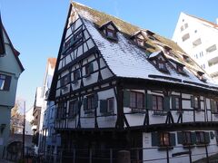 「シーフェス・ハウス(Schiefes Haus)」というホテルで、「傾いた家」という意味です。1443年に建てられた木組みの家は、元々は船乗りたちの宿泊所でしたが、1995年からはホテルとなっています。10度程の傾斜があるため、一番高い所と低い所の床の差は40㎝にもなるので、ベットを水平にする器具が取り付けてあるそうです。