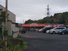 下野宮駅駅で下車したのには理由がありました。
それはこちら“コンビニエンスストア小西屋”さんへ行きたかったのです！！
というか・・・
その中にある“屋台ラーメン醤家”が本命！！
時刻は１１時過ぎ、店の前にはラーメン待ちの人々が並んでいます。
私も急いで並ばないとε≡≡ﾍ( ´Д`)ﾉダッシュ！！