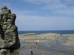 岩の先には海が広がる。