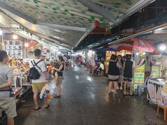 ホテルに戻り休んでから、ニャチャン名物のナイトマーケットに出陣。雨が降ってきてしまった。ニャチャンにはロシアと韓国から直行便が飛んでいるということで両国語が飛び交っていた。（ロシア人はそこら中にいた）