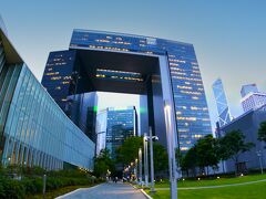 新庁舎のある公園を抜けます