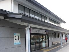 郡山駅で磐越東線、小野新町行きへ乗り換えし“三春駅”で下車。
本日のメインイベント“滝桜”への最寄り駅に到着しました！！
時刻は１７時過ぎ、滝桜行きの臨時バスは終了しているのが判っていたので、
じゃあレンタサイクルだと、駅ナカのインフォメーションで訊いてみるも
終了との事でした。（まぁ、そうだよね・・・）
そんな中、駅前で客待ち中のタクシーの運ちゃんが
「この時間じゃタクシーしか無いよっっ！！」と大声で言っています。
地元の訛りでキツく聞こえたのと、迫力にちょっと引いてしまったのと、
まだ明るいということもあって、歩く事に決めました！！