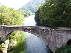 糠平湖を過ぎ、国道273号をさらに南下すると、第三音更川橋梁が見える橋がある
橋手前の路肩にある駐車場に車を置いて、橋の方へ歩いていると、2羽の大型の鳥オジロワシがいきなりビューンと目の前を横切り通り過ぎた、迫力あってびっくりした

この橋梁はキチンと線路が引いたままになっていた
音更川にかかるこの橋は絵になるところ、見逃しやすいけどお勧めの風景

さらに国道を南下すると・・