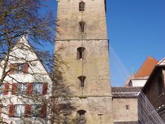 「肉屋の塔（Metzgerturm）」です。こういう名前の時は、塔の近くに肉屋があった場合が多いのですが、ウルムでは、強欲な肉屋がこの塔に閉じ込められたのだそうです。
こうして見てもわからないのですが、斜めっているそうです。だから、たくさんのロープが張られているのかな？
