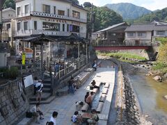 昨夜、兵庫県の湯村温泉に入り、旅館に一泊。
朝、温泉街を散歩します。

昭和の温泉街の風情ののこるいい雰囲気の温泉街でした。