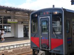 浜坂駅から鳥取駅へ向かいます。
１両のきれいなデイーゼルカー。
浜坂は兵庫県ですが、県境を超えて鳥取県に入ります。