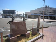 ２８森光子放浪記記念碑
「放浪記」２０００回上演・国民栄誉賞受賞記念で建立されたそうです。直江津駅北口の信号を渡り直ぐにありました。