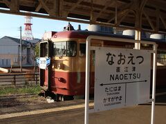 約30分で終点の直江津駅に到着です。
到着前の車内放送で「駅到着後は、方向幕回しをやります」という他では聞いたことが無い放送が流れました。
見に行くと、北陸のみならず九州や関東など全国各地の駅名が出てきておもしろかったです。