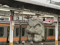 JR高尾山駅７：４５
高尾駅でデーンと大きな天狗がお出迎え。
乗車の場所によっては見られないかと思ったが
電車到着ホームから見られる位置だったのでラッキー。
中央線３，４番線の東京駅側寄り。
