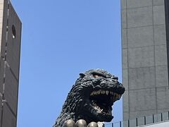 新宿のゴジラ像、一度訪ねてみたかったところです。わずかですが外国人観光客の方も撮影中でした。