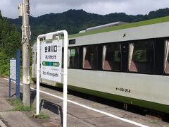 小出を出発してから約2時間半。会津川口に到着です。ここでは約40分間停車します。
全線運転再開するまでは、会津若松から来た列車はここ会津川口止まりとなっていました。