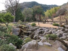 仙厳園の奥の高台に曲水の庭があり、ここで曲水の宴が開かれます