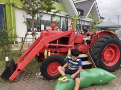 仕方なく道の駅まで走ります。

トラクターとかあると乗っちゃう。

ここで軽く買って食べました。