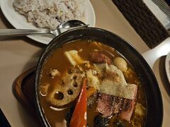 稚内駅の方へ戻ってきました

夕飯はプチGARAKU
札幌にある有名なスープカレーのお店なんだとか

スープカレー初めて食べたけど、具が沢山
入っててボリューム満点、美味しかった！