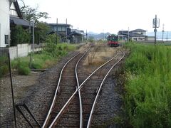 七井駅。下り列車とすれ違い。