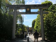 場所変わって、清明神社へ移動しました。清明神社の一の鳥居には「五芒星」のマークがあります。