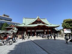 神田明神の境内はとても広く、たくさんの参拝客が訪れているのが想像できます。